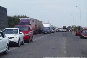 Очередь на выезд из материковой Украины растянулись на два километра