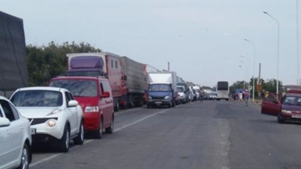 Очередь на выезд из материковой Украины растянулись на два километра