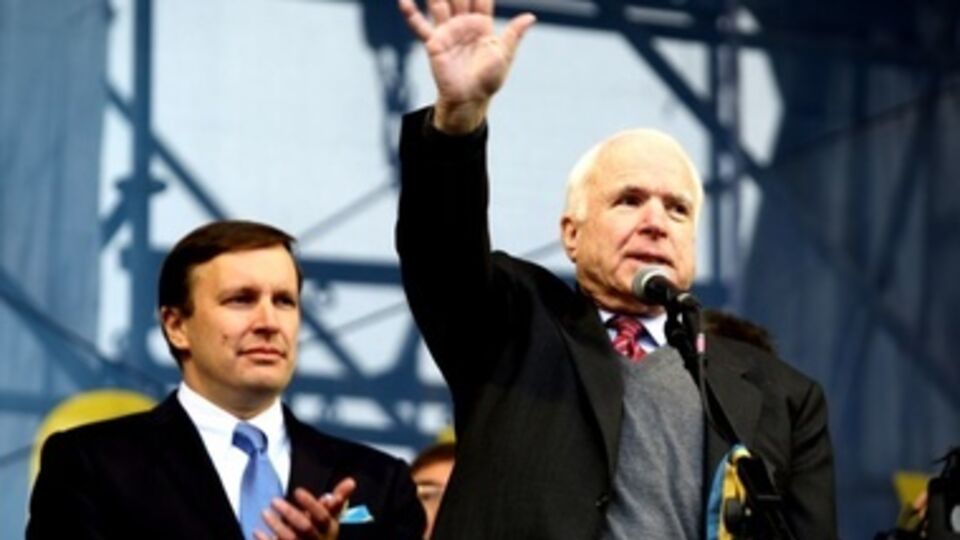 Джон Маккейн и Кристофер Мерфи пообещали сделать все, что в их силах, чтобы помочь Украине