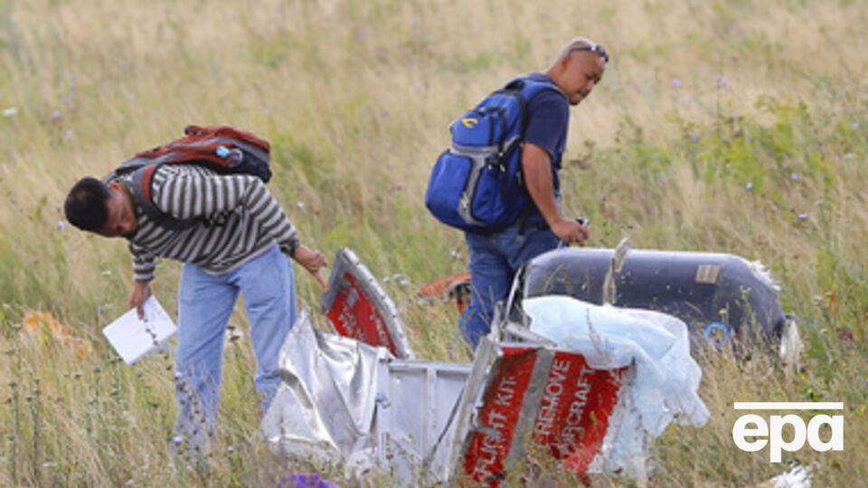 На фото --- малазийские эксперты на месте крушения самолета