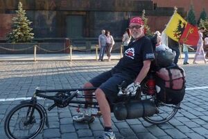 Рон Макгерити путешествовал на специально оборудованном швейцарском велосипеде, позволяющем ехать полулежа или лежа на спине, а также перевозить с собой рюкзаки