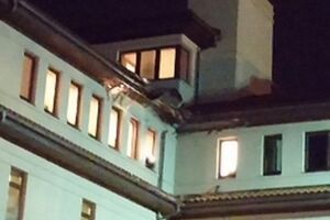 Снаряд попал в угол дома.