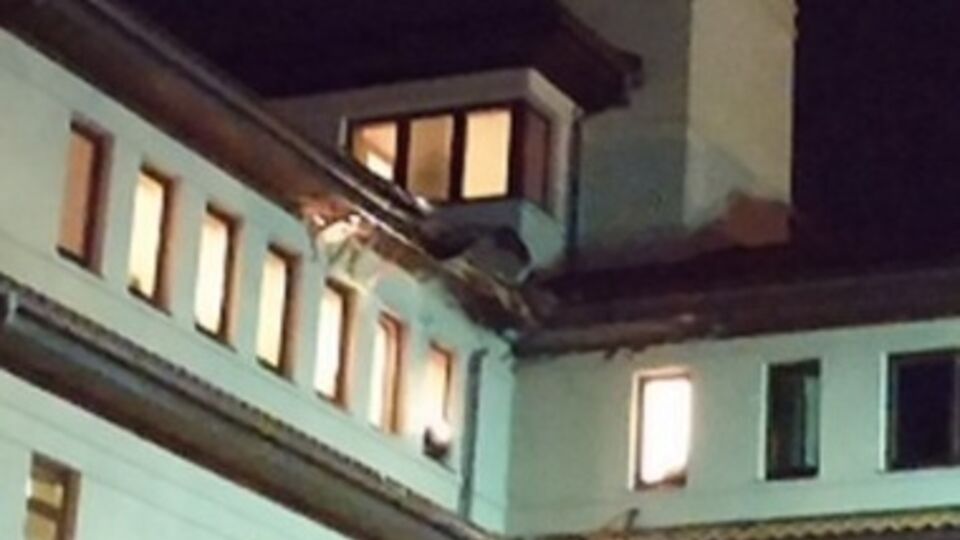 Снаряд попал в угол дома.