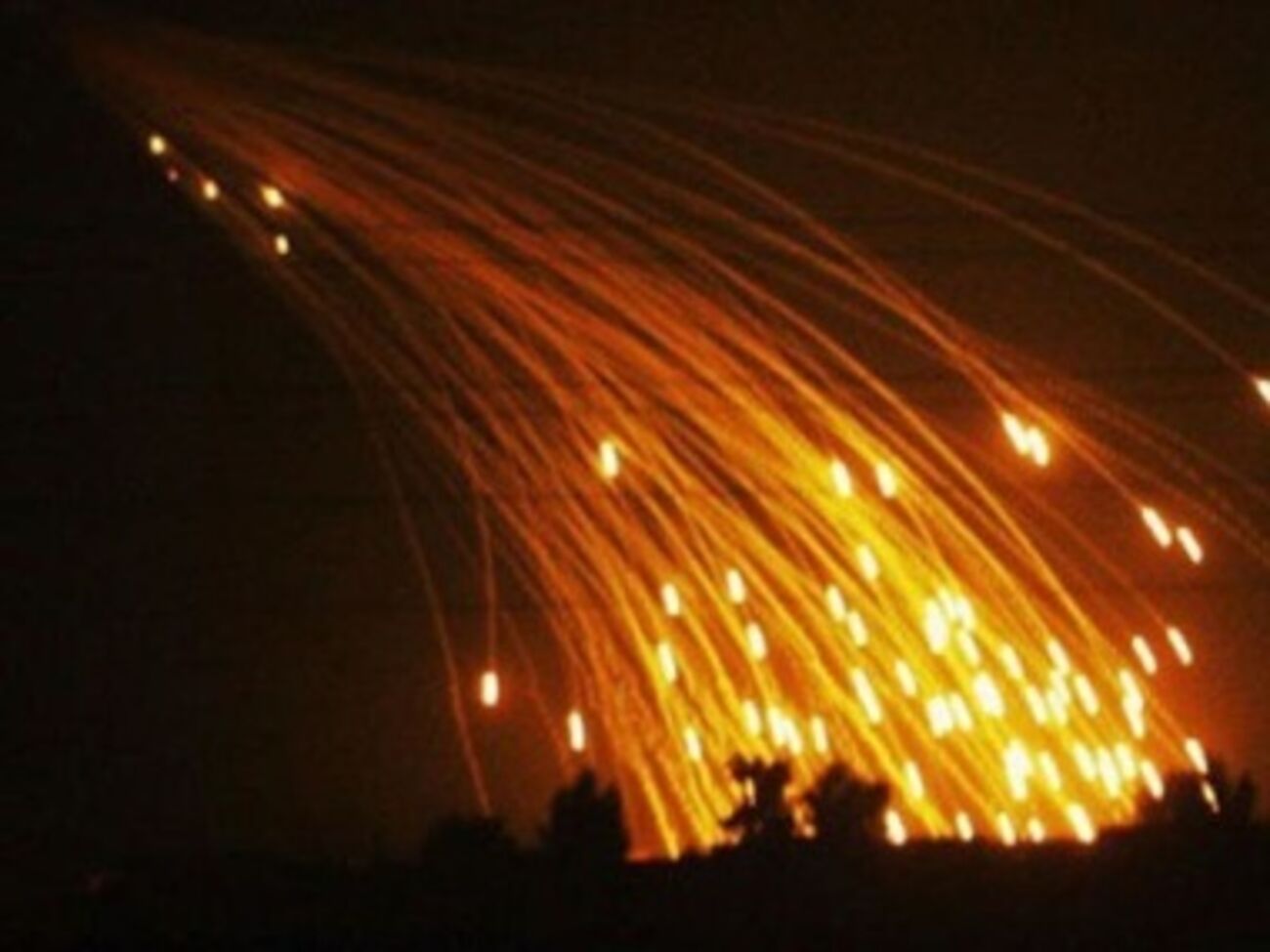 Боевики заявляют, что именно фосфорными бомбами был обстрелян Донецк и станция Мандрыкино.