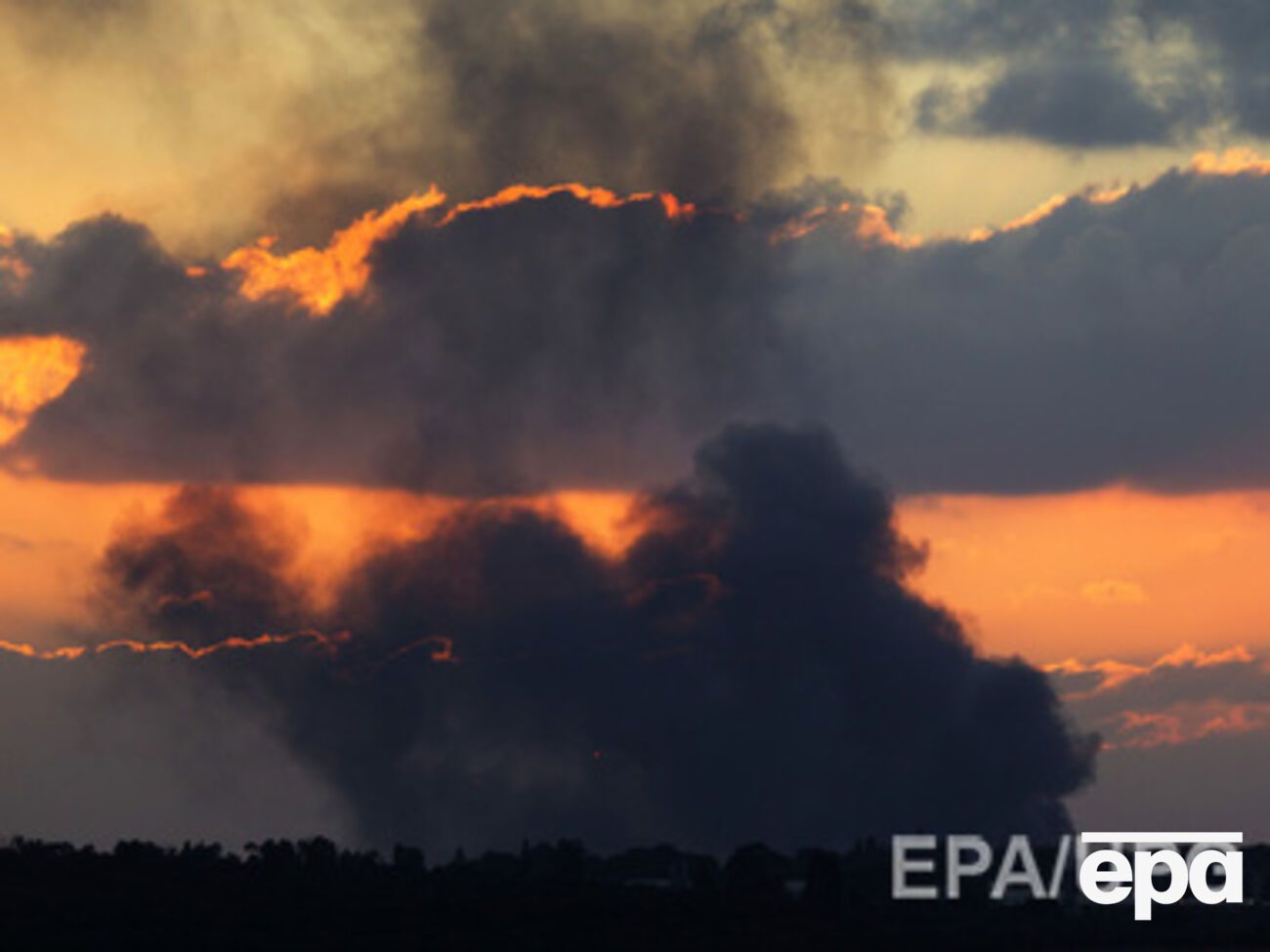 Дым от обстрела в секторе Газа 25 июля 2014