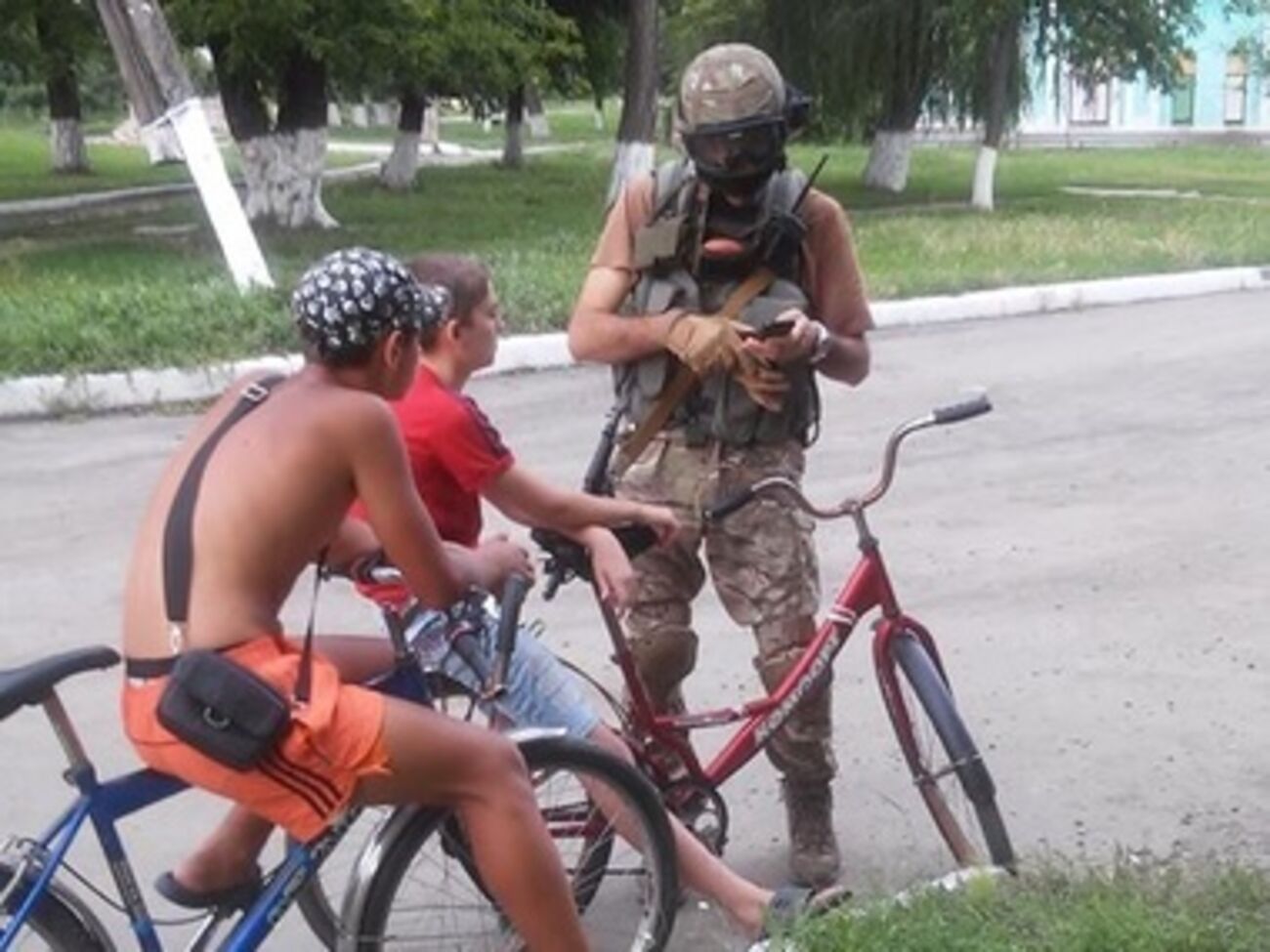 Бойцы батальона "Донбасс" отдадут гуманитарную помощь жителям Лисичанска.