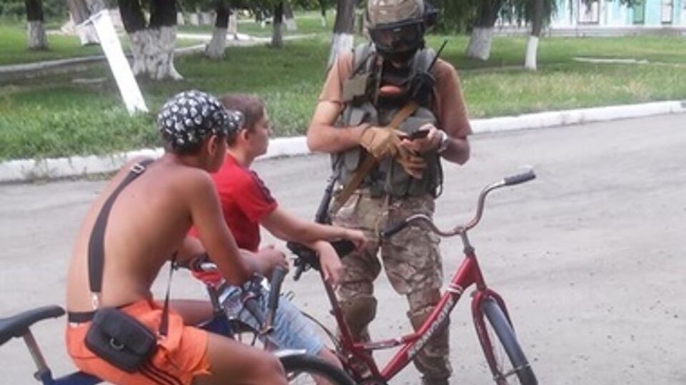 Бойцы батальона "Донбасс" отдадут гуманитарную помощь жителям Лисичанска.