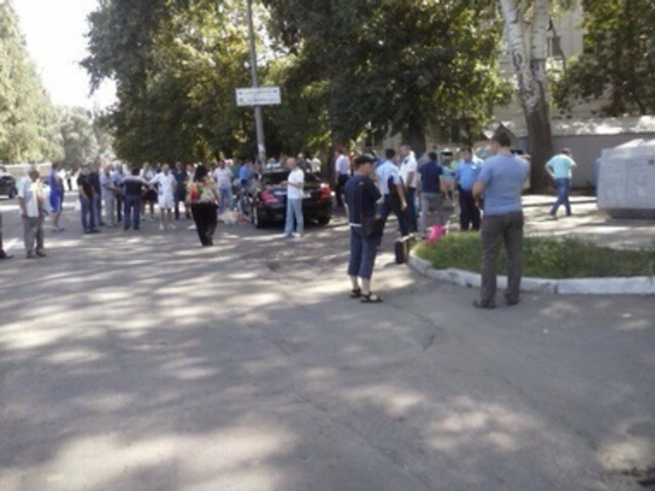 На месте убийства собираются жители Кременчуга