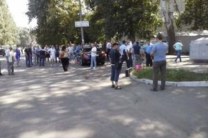 На месте убийства собираются жители Кременчуга
