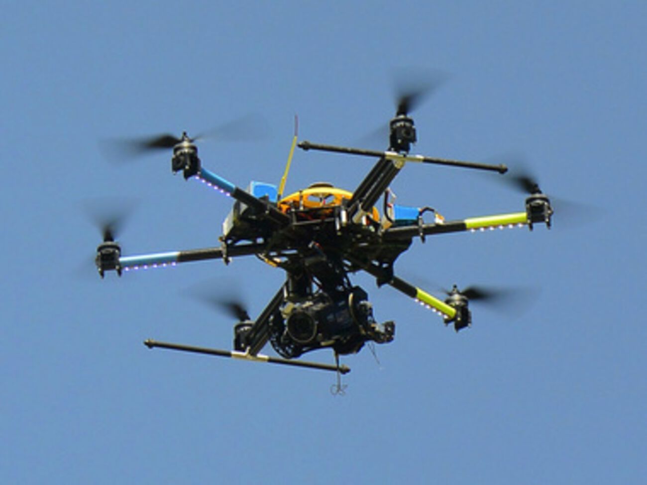 Дроны должны быть в состоянии идентифицировать подвижные объекты и номерные знаки с расстояния нескольких километров