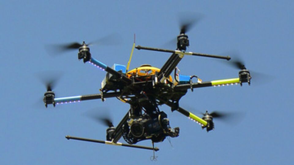 Дроны должны быть в состоянии идентифицировать подвижные объекты и номерные знаки с расстояния нескольких километров