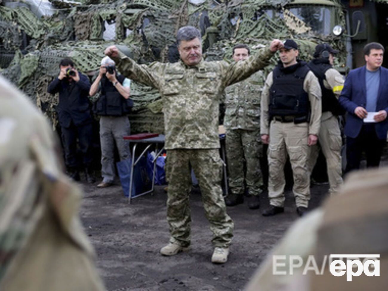 Порошенко обещает призывникам надежную броню