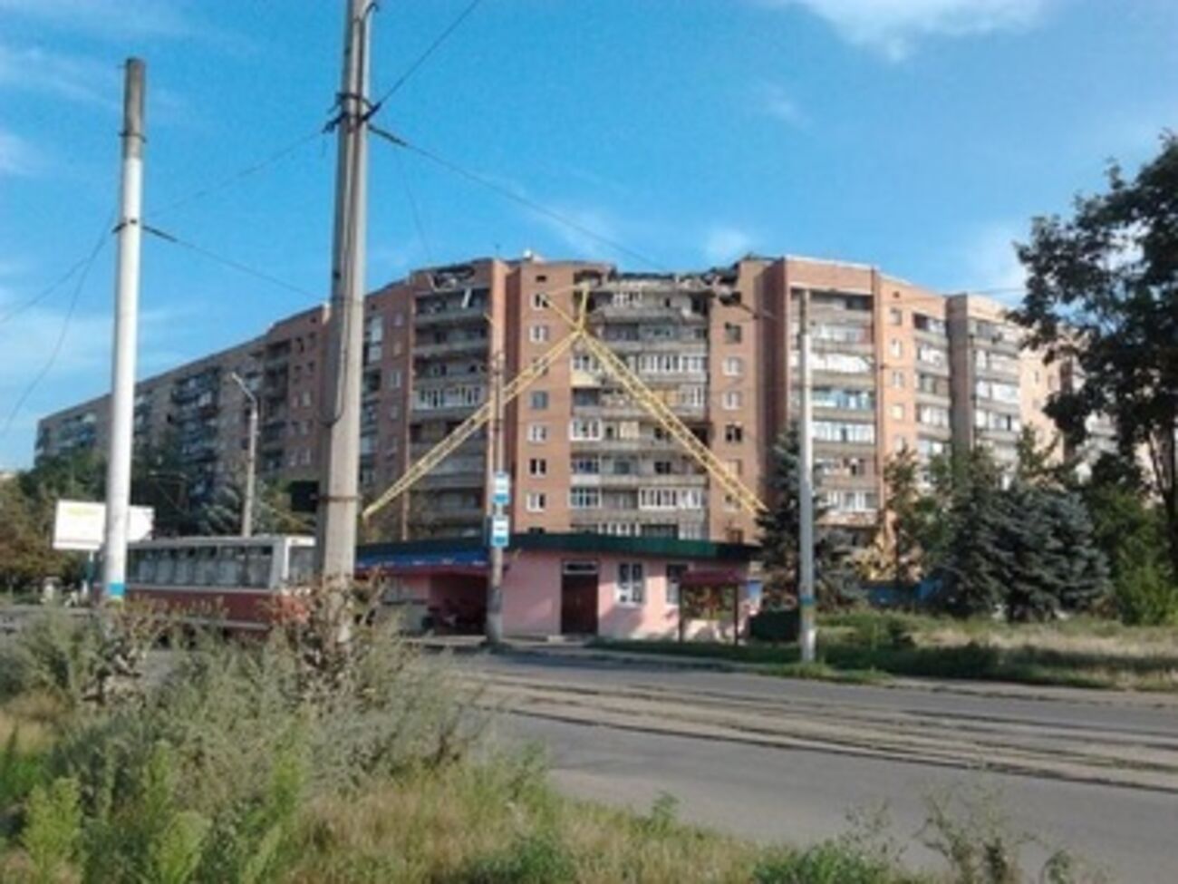 В Краматорске строители ремонтируют разрушенный дом