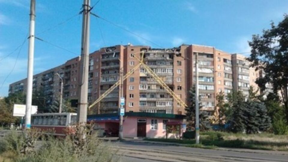 В Краматорске строители ремонтируют разрушенный дом