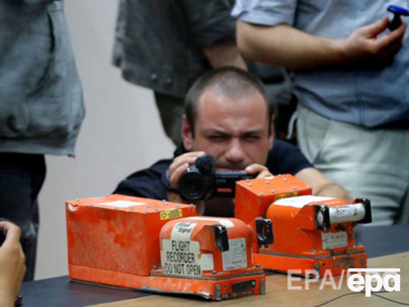 В ночь на 22 июля боевики передали представителям правительства Малайзии бортовые самописцы сбитого Boeing 777