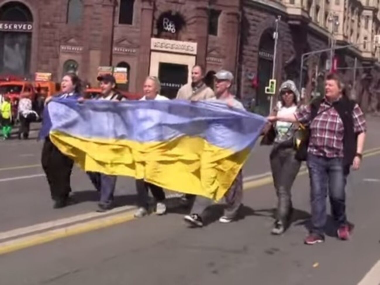 Во время первомайской акции, когда активисты развернули в центре Москвы украинский флаг, были задержаны четверо человек