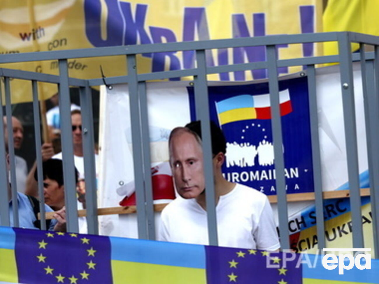 По Варшаве пронесли "Путина" в клетке. Фоторепортаж