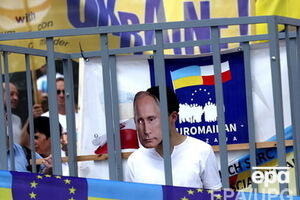 По Варшаве пронесли "Путина" в клетке. Фоторепортаж