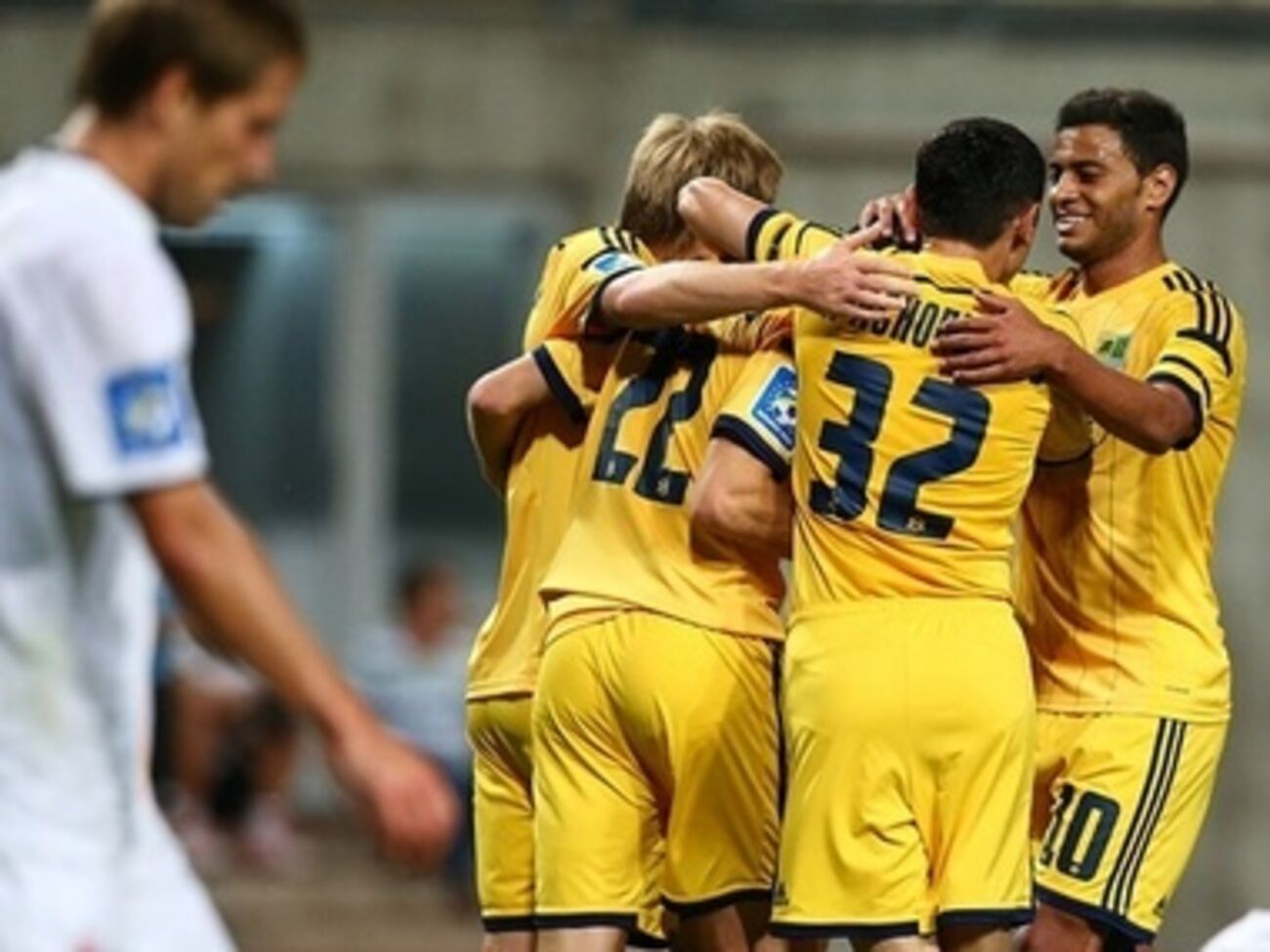 Прошлогодние лидеры победили в стартовых поединках