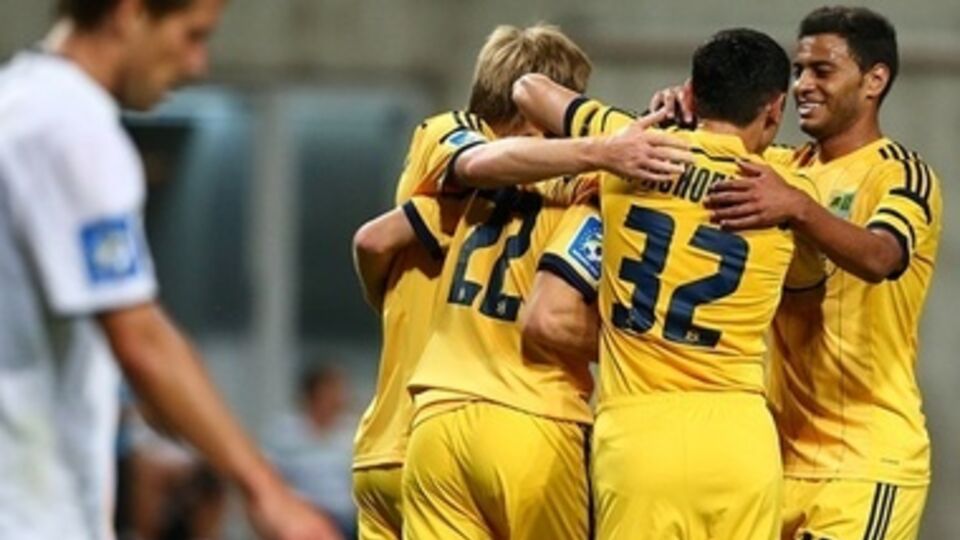 Прошлогодние лидеры победили в стартовых поединках