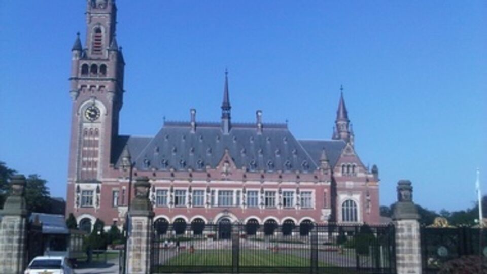 СМИ: Суд удовлетворил иск экс-акционеров ЮКОСа