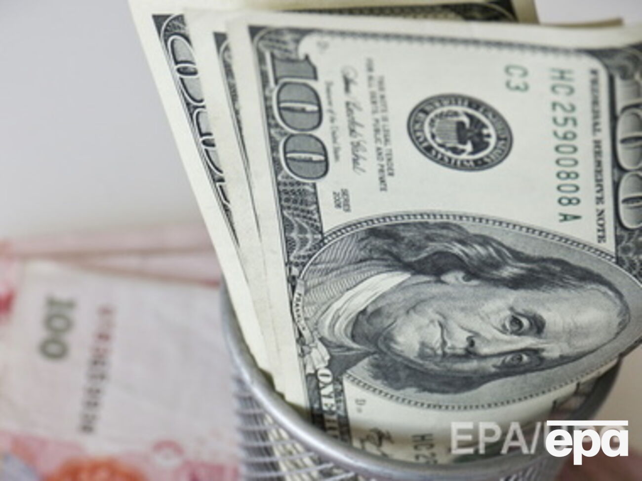 Гривна стремительно теряет позиции