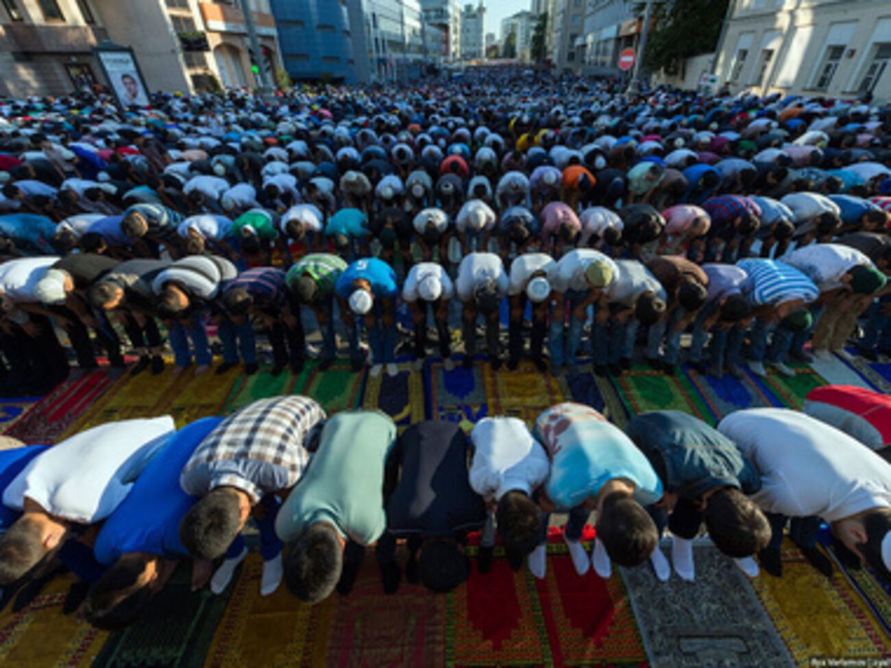 Мусульмане Москвы массово отметили Ураза-байрам. Фоторепортаж