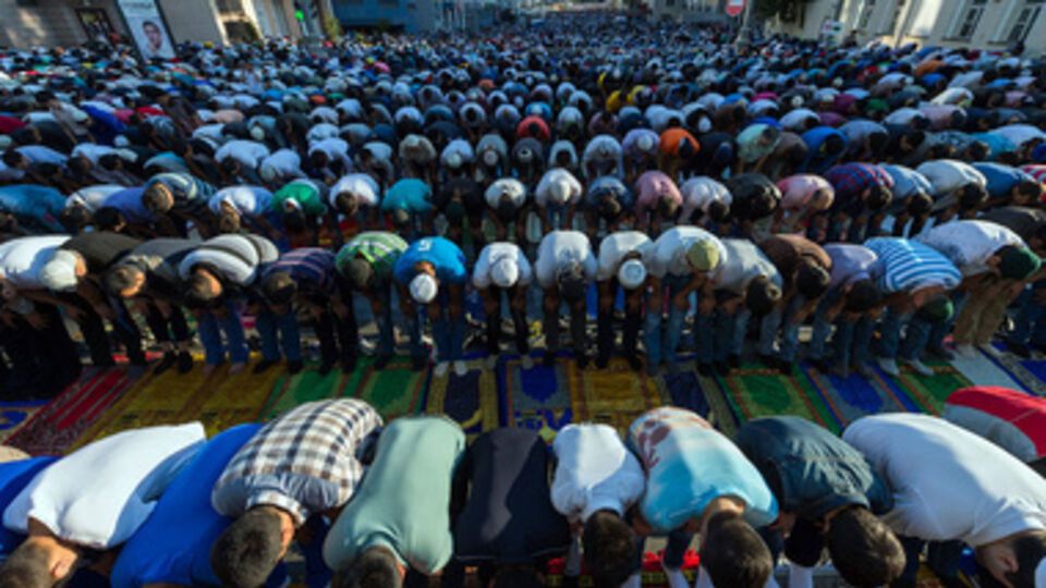 Мусульмане Москвы массово отметили Ураза-байрам. Фоторепортаж