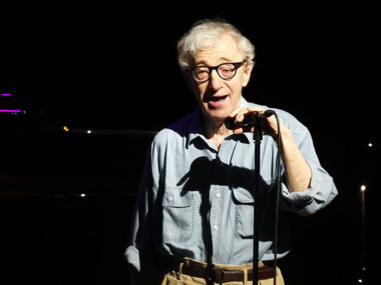 Мюзикл был поставлен по сценарию Вуди Аллена