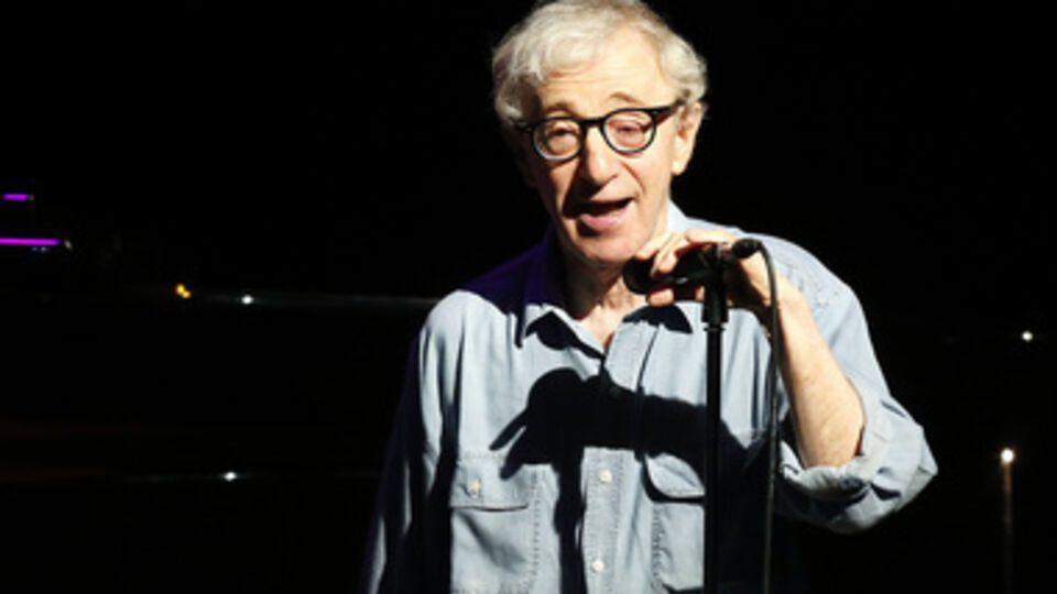 Мюзикл был поставлен по сценарию Вуди Аллена