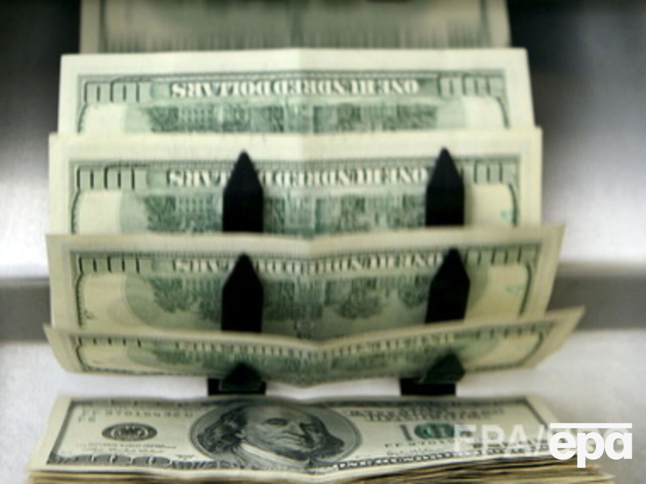 Сняты ограничения на переводы валюты за рубеж