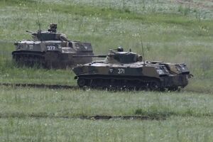 Возле границы с Украиной находится российская авиация и тяжелая военная техника