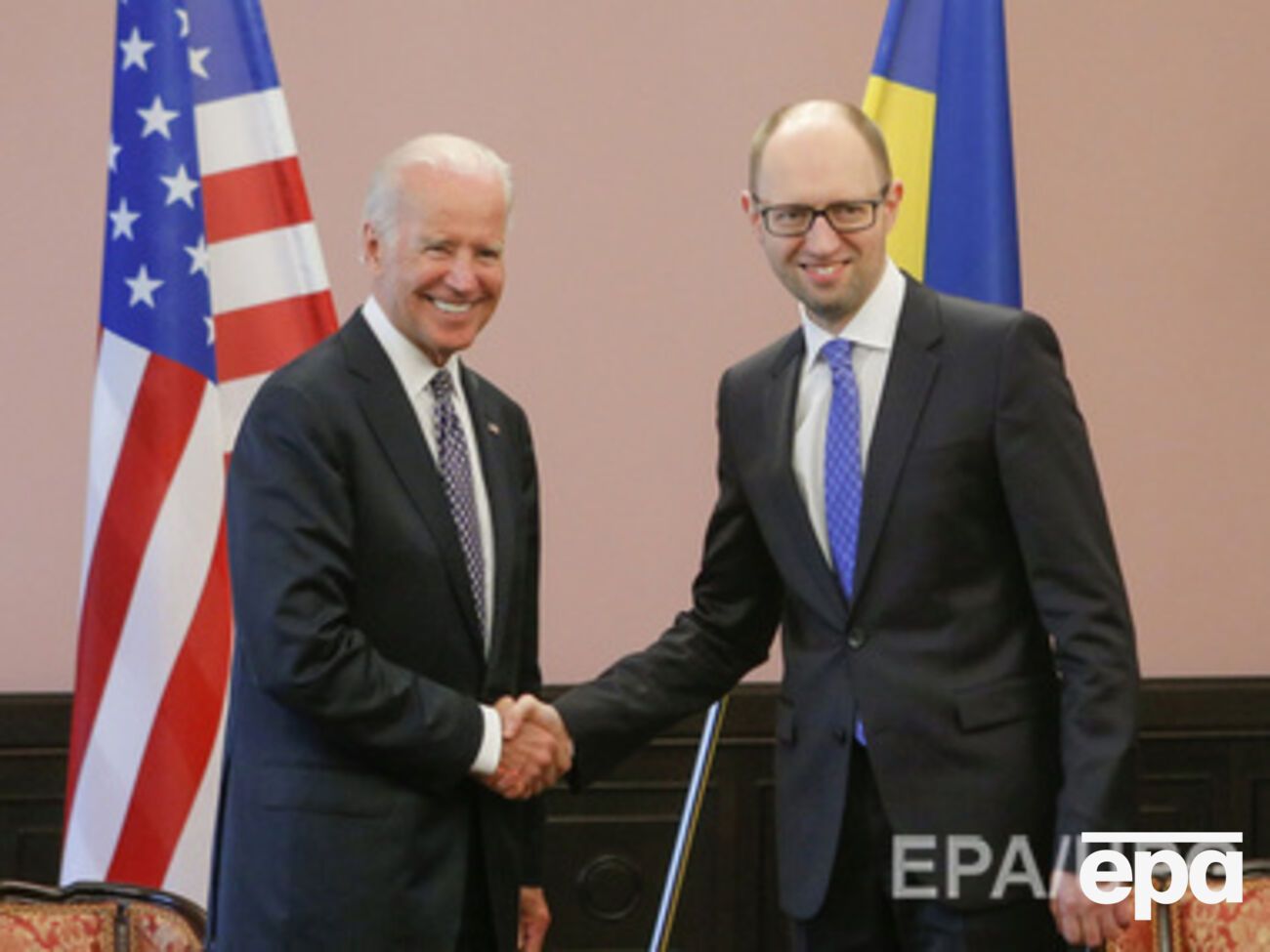 Байден поговорил с Яценюком