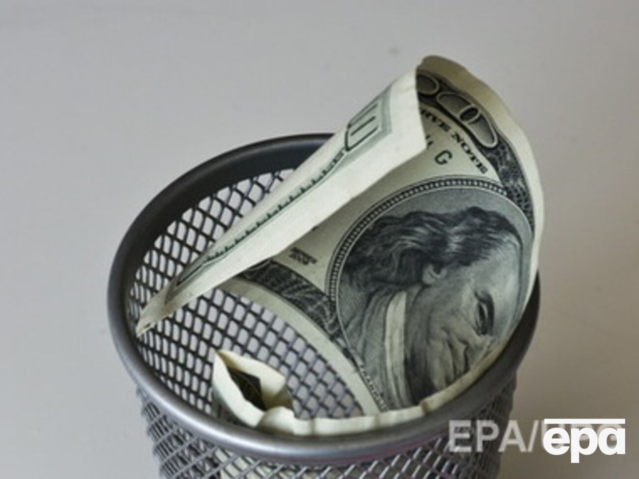 Доллар на межбанке стабилизировался