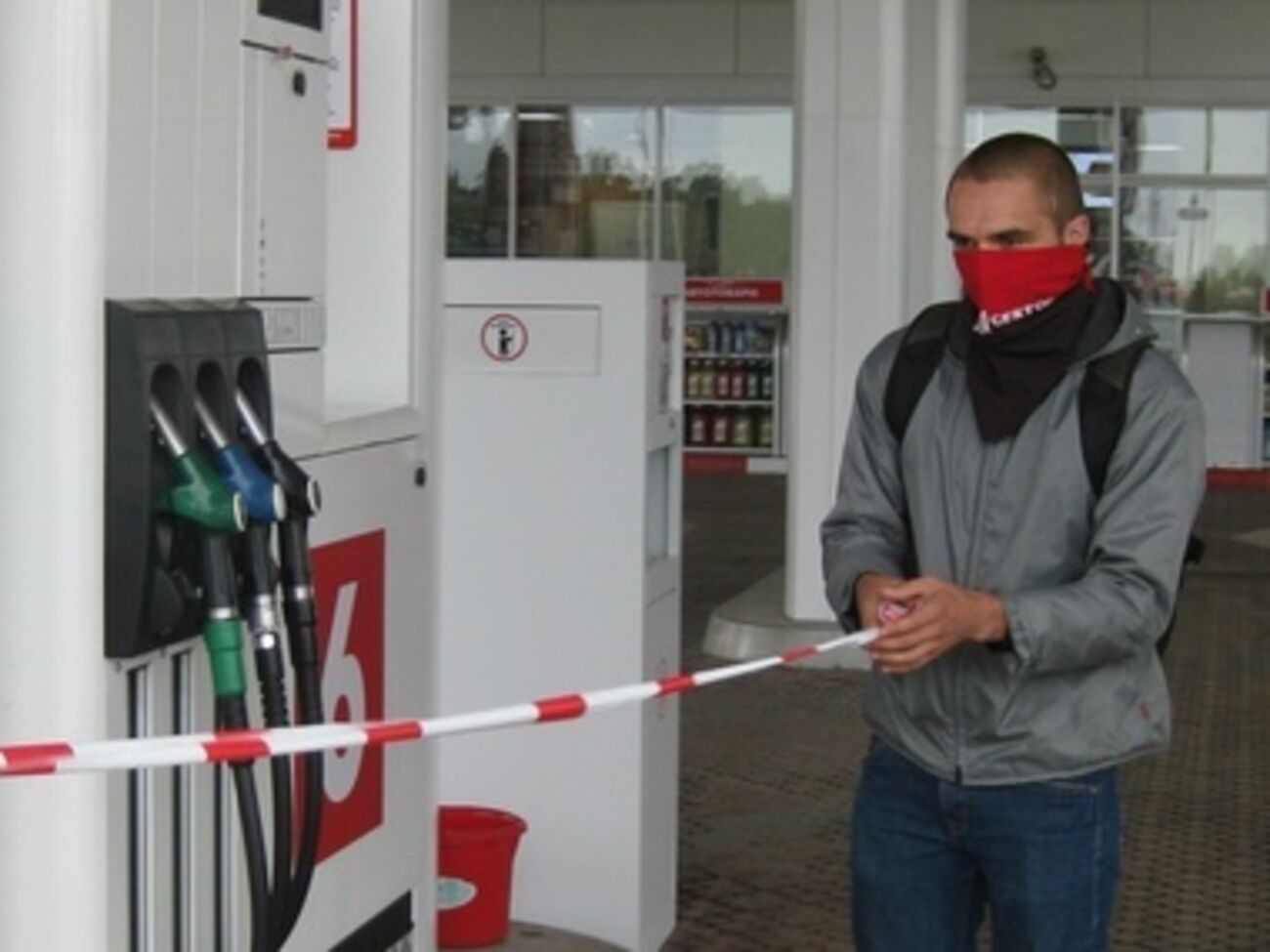 Территорию заправок "Лукойла" активисты "Правого сектора" огородили сигнальной лентой и обложили шинами