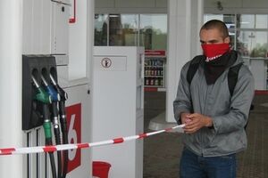 Территорию заправок "Лукойла" активисты "Правого сектора" огородили сигнальной лентой и обложили шинами