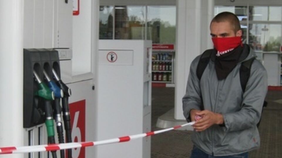 Территорию заправок "Лукойла" активисты "Правого сектора" огородили сигнальной лентой и обложили шинами