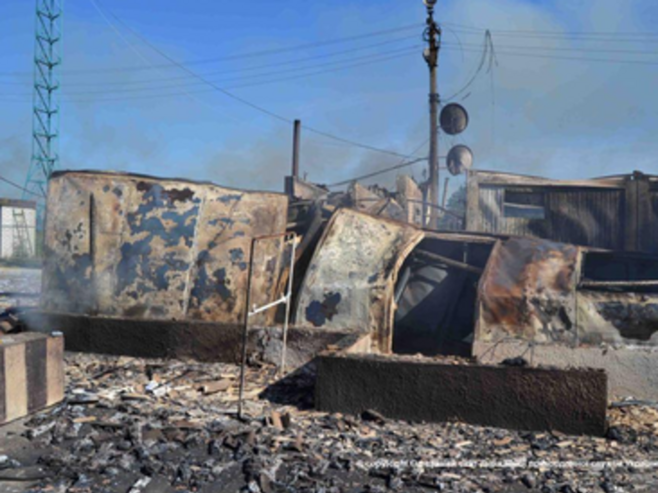 Пункт пропуска "Красная Таловка" в Луганской области после обстрела боевиков. Фоторепортаж