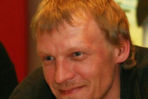 Актер будет приезжать в Россию по рабочей визе