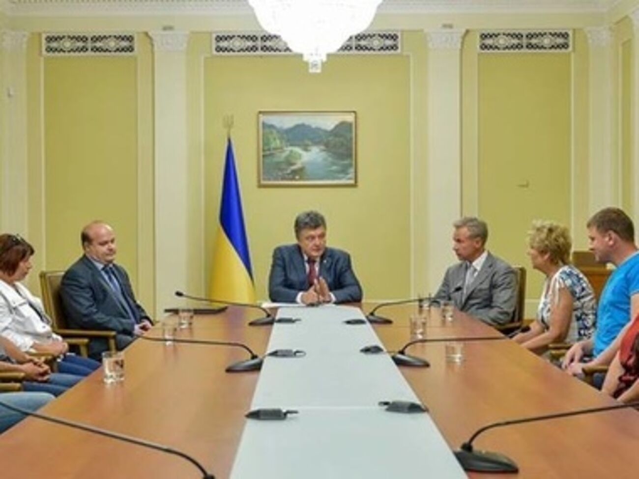 Освобожденные заложники пришли в Администрацию президент