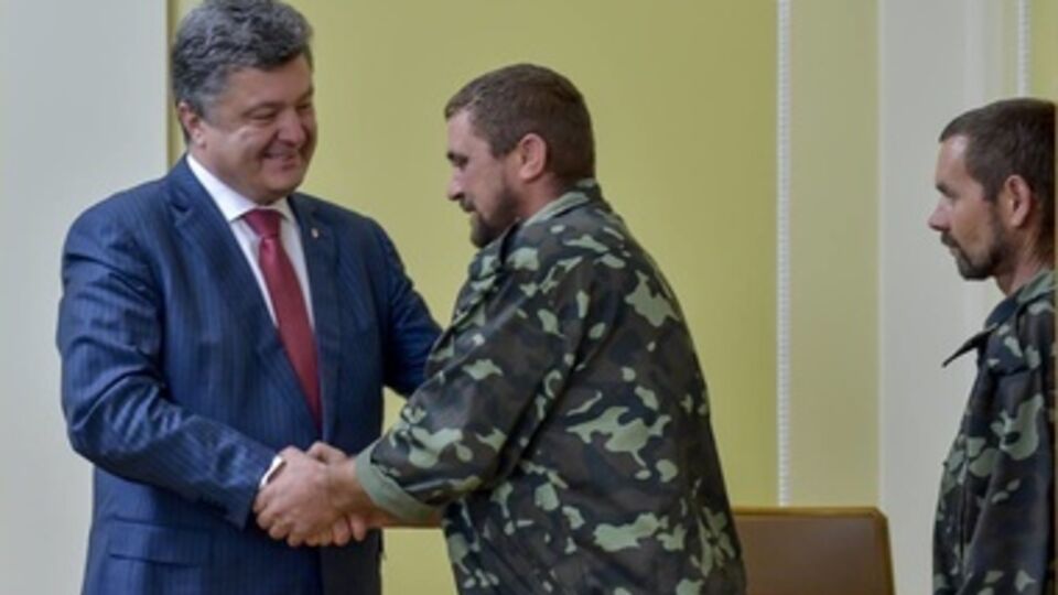 Порошенко лично встретился с заложниками террористов из Горловки. Фоторепортаж