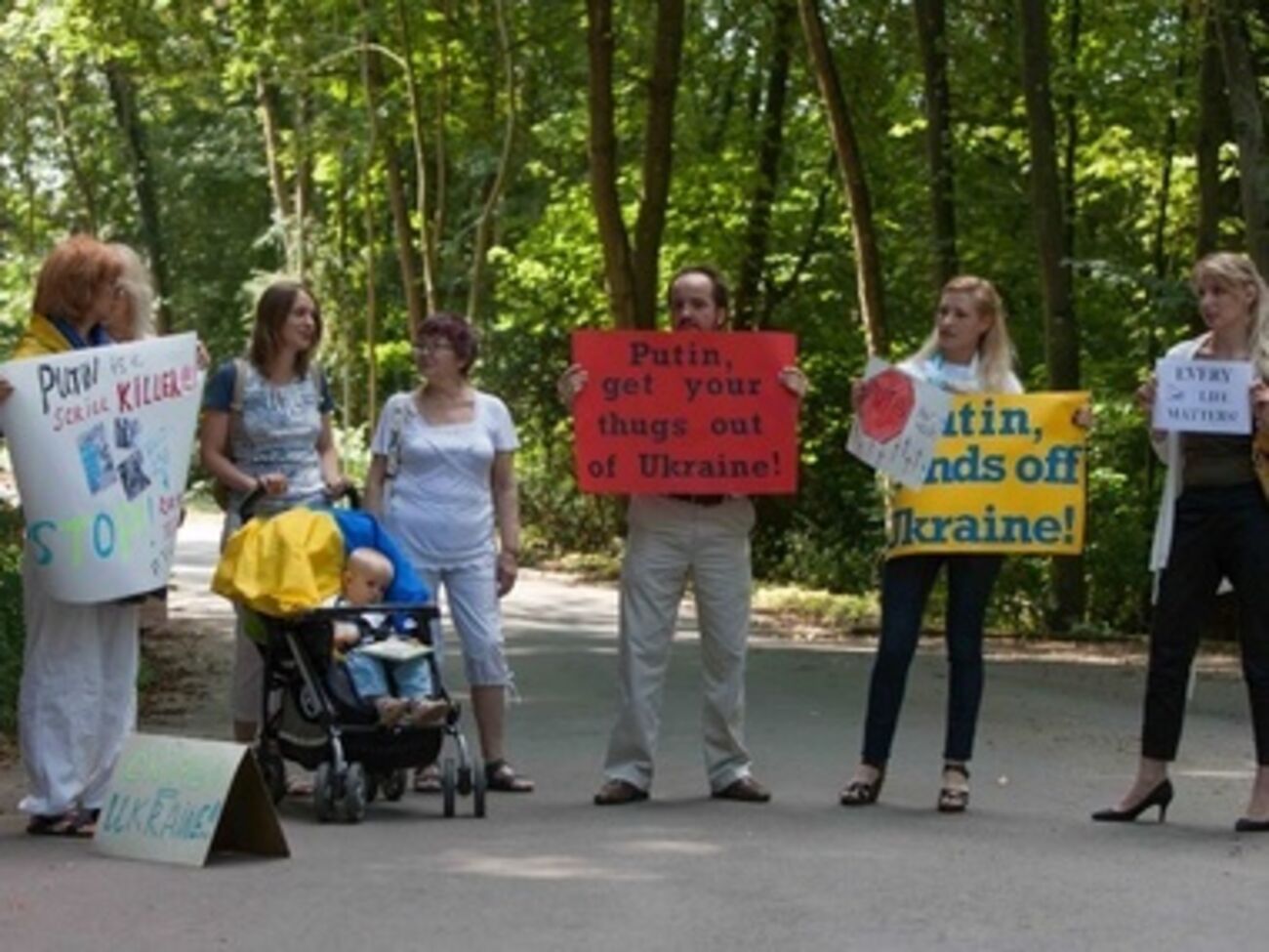 Акция протеста под стенами российского посольства в Люксембурге