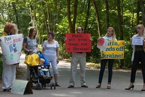 Акция протеста под стенами российского посольства в Люксембурге