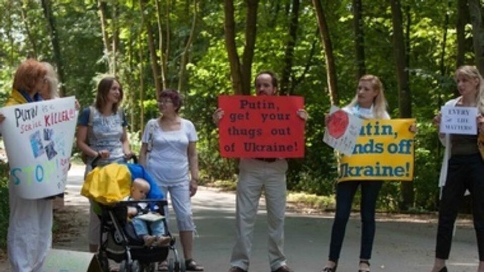 Акция протеста под стенами российского посольства в Люксембурге