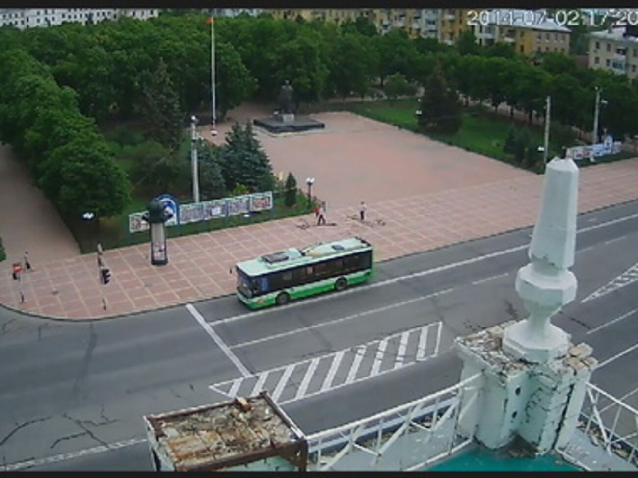Фото с вэб-камеры. Луганск, площадь героев ВОВ, 2 июля 2014 года