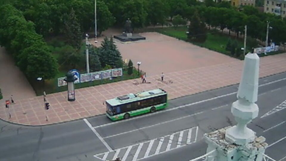 Фото с вэб-камеры. Луганск, площадь героев ВОВ, 2 июля 2014 года