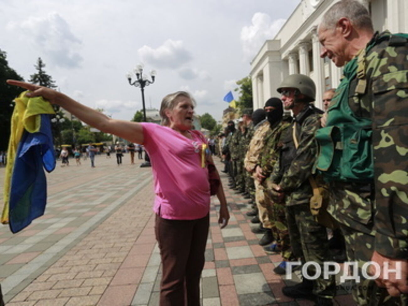 Проукраинские активисты охотно общались с солдатами
