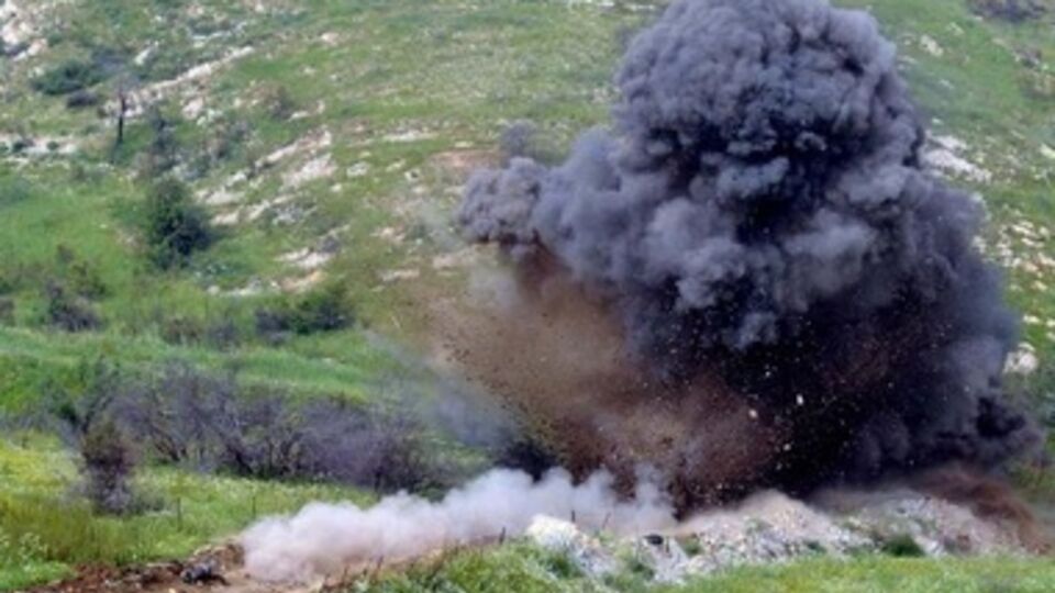 Автомобиль подорвался на мине