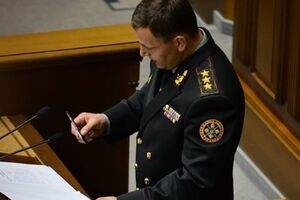 Перед подписанием документа Валерий Гелетей рассмотрел ручку