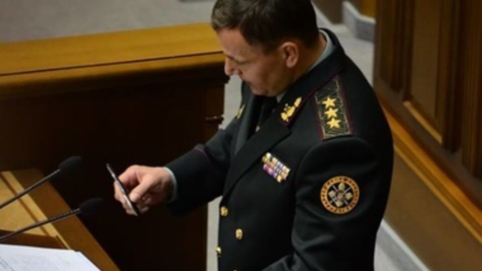 Перед подписанием документа Валерий Гелетей рассмотрел ручку